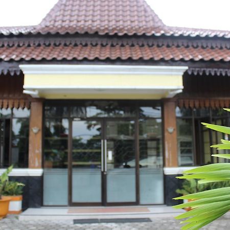 Simpang Tujuh Hotel Cepu Exterior photo