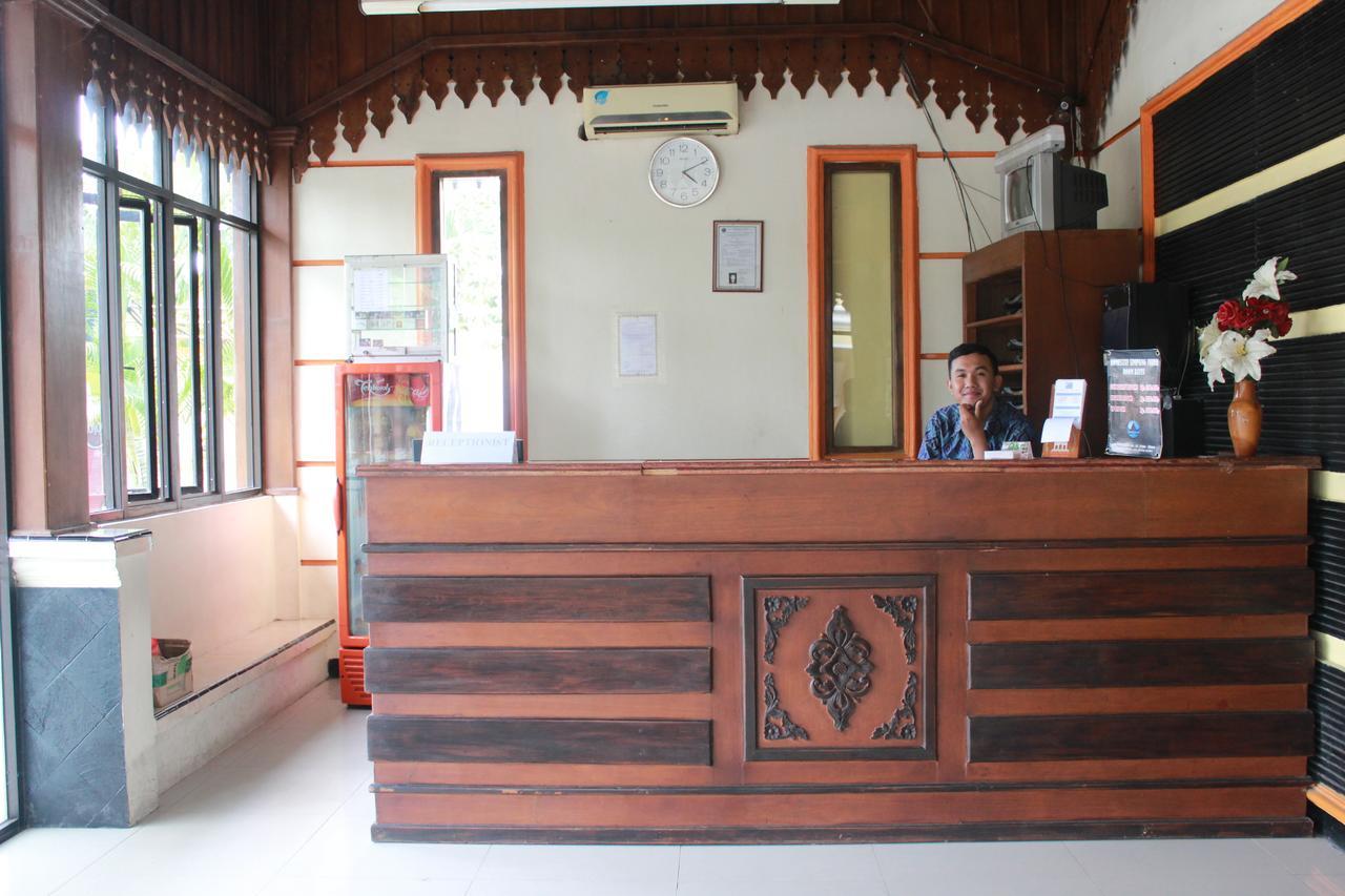 Simpang Tujuh Hotel Cepu Exterior photo