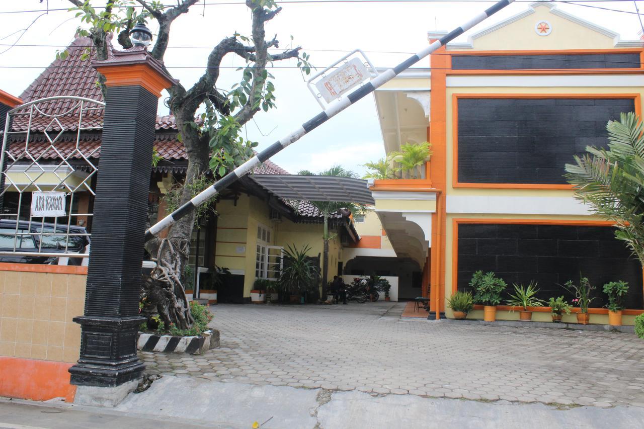 Simpang Tujuh Hotel Cepu Exterior photo