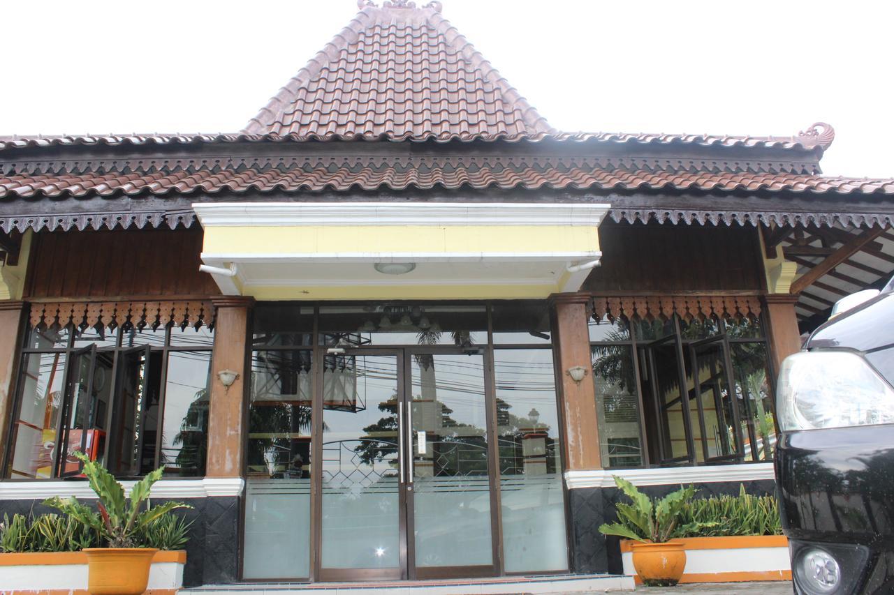 Simpang Tujuh Hotel Cepu Exterior photo